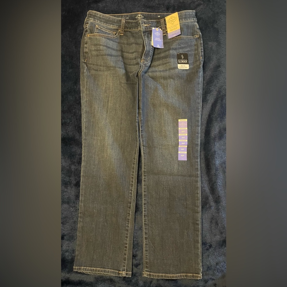 NWT * St. John's Bay Women’s Straight Leg Jeans mid-rise (bin C)